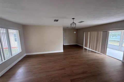 House in Spring Hill, Florida 3 bedrooms, 128.58 sq.m. № 2202361 - photo 5