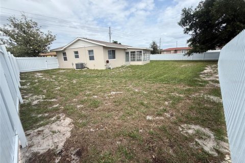 House in Spring Hill, Florida 3 bedrooms, 128.58 sq.m. № 2202361 - photo 20