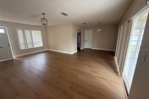 House in Spring Hill, Florida 3 bedrooms, 128.58 sq.m. № 2202361 - photo 4