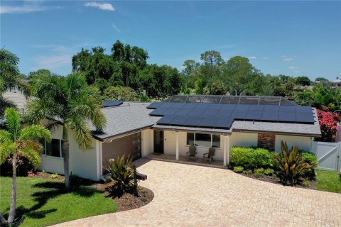House in Saint Petersburg, Florida 3 bedrooms, 159.05 sq.m. № 2236893