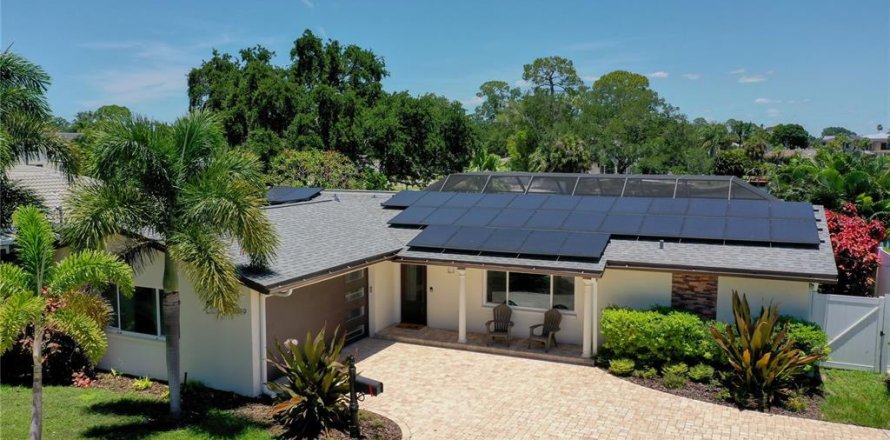House in Saint Petersburg, Florida 3 bedrooms, 159.05 sq.m. № 2236893