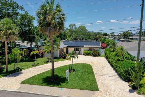House in Saint Petersburg, Florida 3 bedrooms, 159.05 sq.m. № 2236893 - photo 3