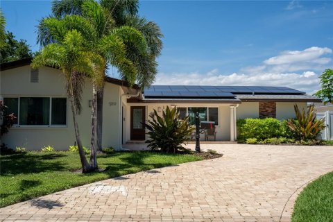 House in Saint Petersburg, Florida 3 bedrooms, 159.05 sq.m. № 2236893 - photo 2