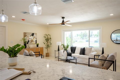 House in Saint Petersburg, Florida 3 bedrooms, 159.05 sq.m. № 2236893 - photo 13