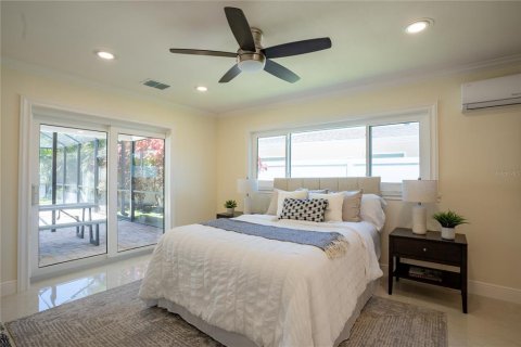 House in Saint Petersburg, Florida 3 bedrooms, 159.05 sq.m. № 2236893 - photo 15