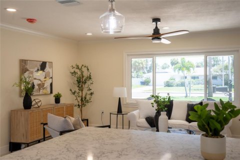 House in Saint Petersburg, Florida 3 bedrooms, 159.05 sq.m. № 2236893 - photo 10