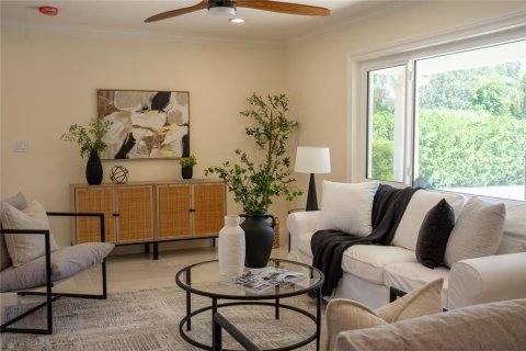 House in Saint Petersburg, Florida 3 bedrooms, 159.05 sq.m. № 2236893 - photo 11