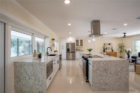 House in Saint Petersburg, Florida 3 bedrooms, 159.05 sq.m. № 2236893 - photo 12