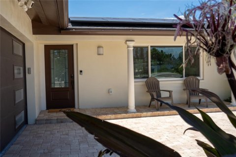 House in Saint Petersburg, Florida 3 bedrooms, 159.05 sq.m. № 2236893 - photo 4