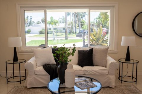 House in Saint Petersburg, Florida 3 bedrooms, 159.05 sq.m. № 2236893 - photo 8