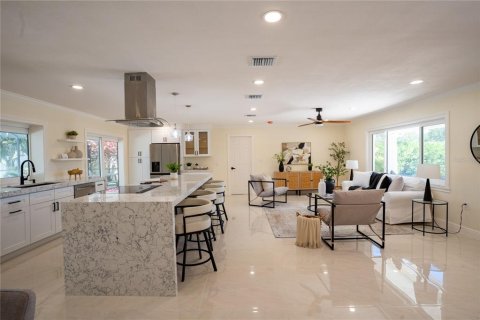 House in Saint Petersburg, Florida 3 bedrooms, 159.05 sq.m. № 2236893 - photo 6