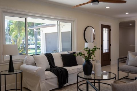 House in Saint Petersburg, Florida 3 bedrooms, 159.05 sq.m. № 2236893 - photo 7