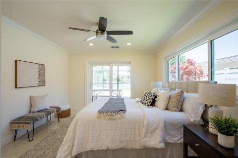 House in Saint Petersburg, Florida 3 bedrooms, 159.05 sq.m. № 2236893 - photo 17