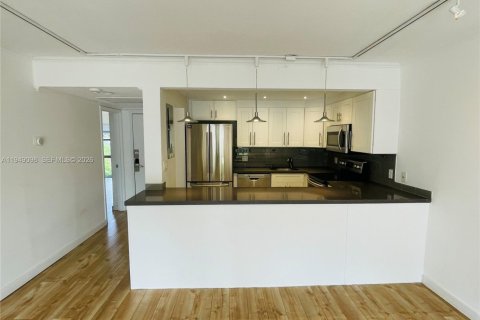 Condominio en alquiler en Miami, Florida, 2 dormitorios, 91.97 m2 № 2153011 - foto 4