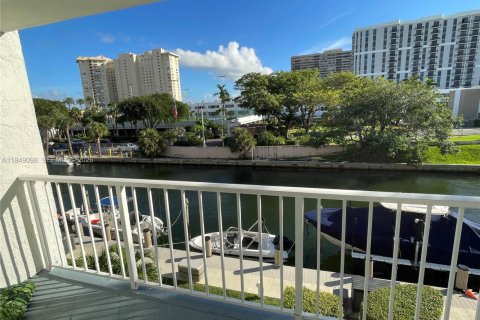 Condominio en alquiler en Miami, Florida, 2 dormitorios, 91.97 m2 № 2153011 - foto 9