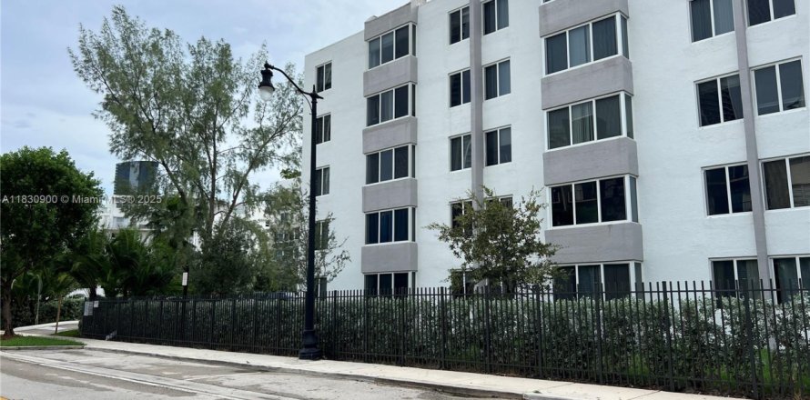 Condominio en Sunny Isles Beach, Florida, 1 dormitorio  № 1806459
