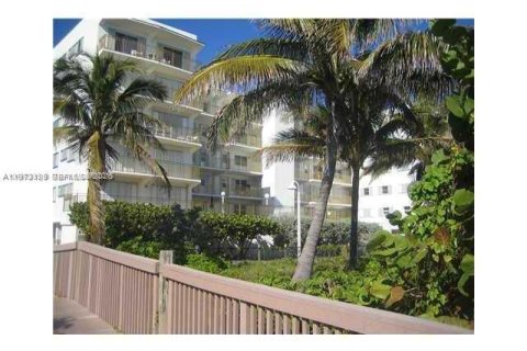 Condominio en Hollywood, Florida, 2 dormitorios № 2033244