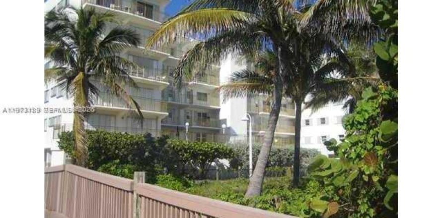 Condominio en Hollywood, Florida, 2 dormitorios № 2033244