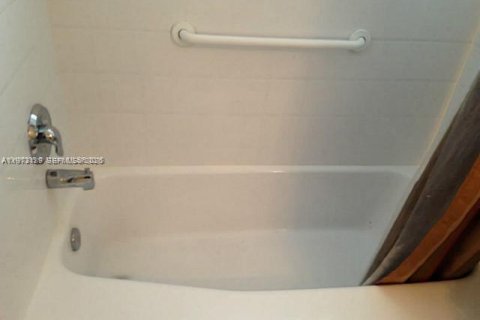 Condominio en venta en Hollywood, Florida, 2 dormitorios, 74.32 m2 № 2033244 - foto 16