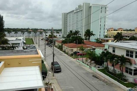 Condominio en venta en Hollywood, Florida, 2 dormitorios, 74.32 m2 № 2033244 - foto 17