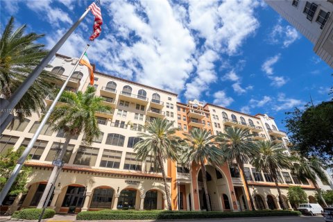 Condo in Coral Gables, Florida, 2 bedrooms  № 1868696 - photo 1