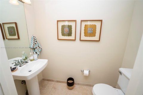 Condo in Coral Gables, Florida, 2 bedrooms  № 1868696 - photo 8