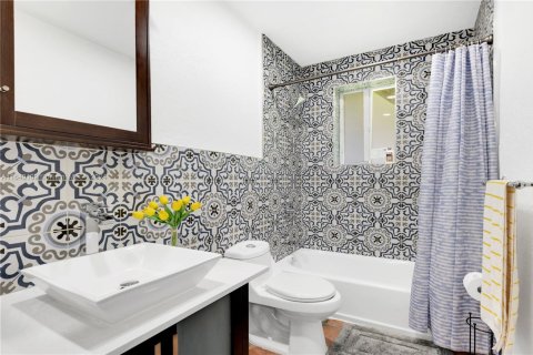 Villa ou maison à vendre à Miami, Floride: 5 chambres, 299.52 m2 № 1867205 - photo 14