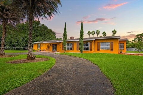 Villa ou maison à vendre à Miami, Floride: 5 chambres, 299.52 m2 № 1867205 - photo 1