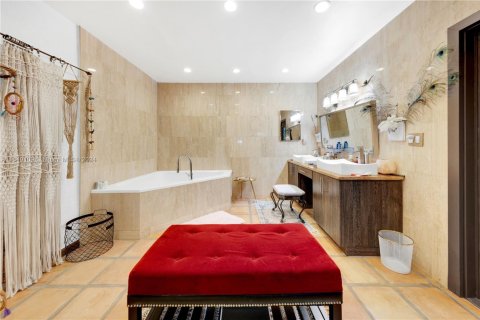 Villa ou maison à vendre à Miami, Floride: 5 chambres, 299.52 m2 № 1867205 - photo 16