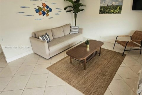 Снять в аренду кондоминиум в Майами-Бич, Флорида 1 спальня, 54.16м2, № 2046451 - фото 2