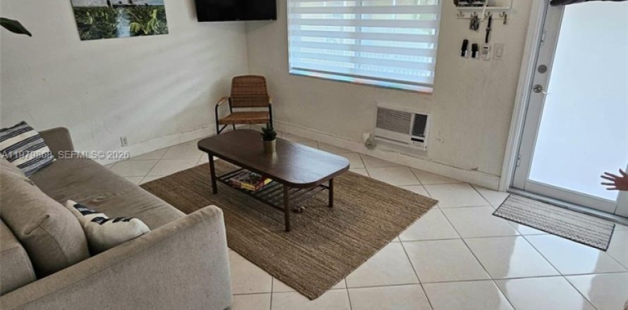 Кондоминиум с 1 спальней в Майами-Бич, Флорида № 2046451