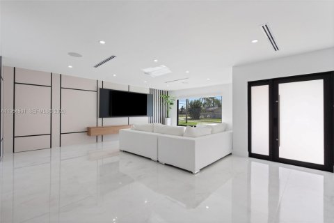 Villa ou maison à vendre à Miami, Floride: 6 chambres, 402.92 m2 № 2054948 - photo 8