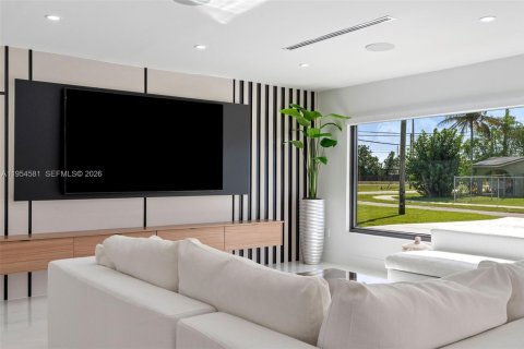 Villa ou maison à vendre à Miami, Floride: 6 chambres, 402.92 m2 № 2054948 - photo 12