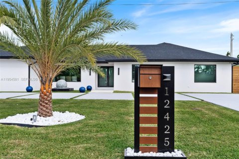 Villa ou maison à vendre à Miami, Floride: 6 chambres, 402.92 m2 № 2054948 - photo 2