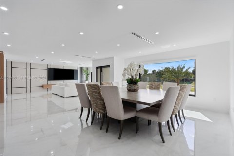 Villa ou maison à vendre à Miami, Floride: 6 chambres, 402.92 m2 № 2054948 - photo 10