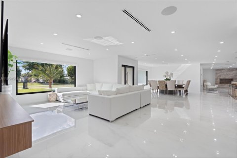 Villa ou maison à vendre à Miami, Floride: 6 chambres, 402.92 m2 № 2054948 - photo 13