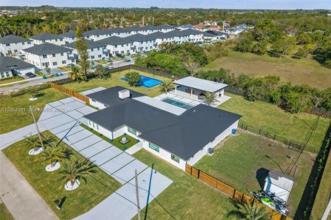 Villa ou maison à vendre à Miami, Floride: 6 chambres, 402.92 m2 № 2054948 - photo 6