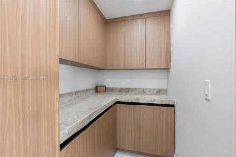 Villa ou maison à vendre à Miami, Floride: 6 chambres, 402.92 m2 № 2054948 - photo 21