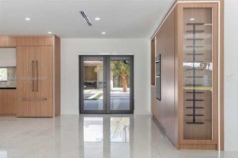 Villa ou maison à vendre à Miami, Floride: 6 chambres, 402.92 m2 № 2054948 - photo 22