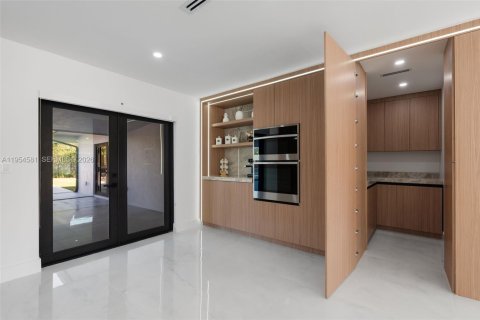 Villa ou maison à vendre à Miami, Floride: 6 chambres, 402.92 m2 № 2054948 - photo 20