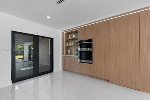 Villa ou maison à vendre à Miami, Floride: 6 chambres, 402.92 m2 № 2054948 - photo 19