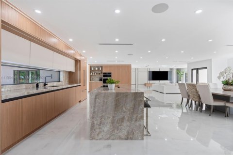 Villa ou maison à vendre à Miami, Floride: 6 chambres, 402.92 m2 № 2054948 - photo 17