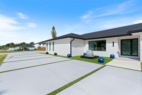 Villa ou maison à vendre à Miami, Floride: 6 chambres, 402.92 m2 № 2054948 - photo 3