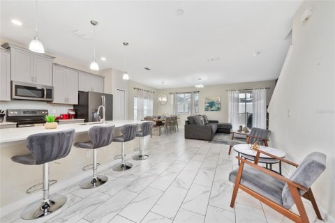Townhouse in STOREY LAKE in Kissimmee, Florida 5 bedrooms, 201.41 sq.m. № 1803749 - photo 4