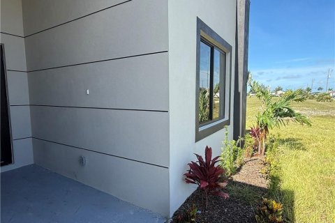 Villa ou maison à Cape Coral, Floride 4 chambres, 161.37 m2 № 2408258