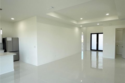 Villa ou maison à vendre à Cape Coral, Floride: 4 chambres, 161.37 m2 № 2408258 - photo 4