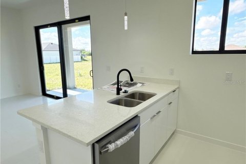 Villa ou maison à vendre à Cape Coral, Floride: 4 chambres, 161.37 m2 № 2408258 - photo 12