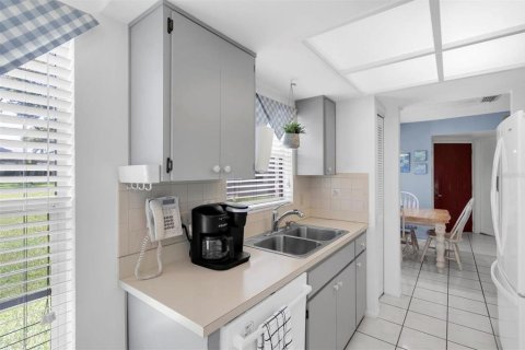 Condo in New Port Richey, Florida, 2 bedrooms  № 1873177 - photo 10