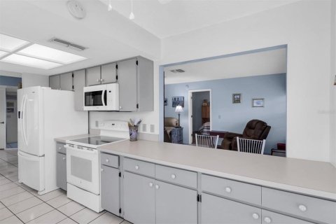 Condo in New Port Richey, Florida, 2 bedrooms  № 1873177 - photo 11