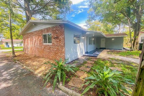 Propiedad comercial en venta en Oakland Park, Florida, 144.37 m2 № 1782007 - foto 1